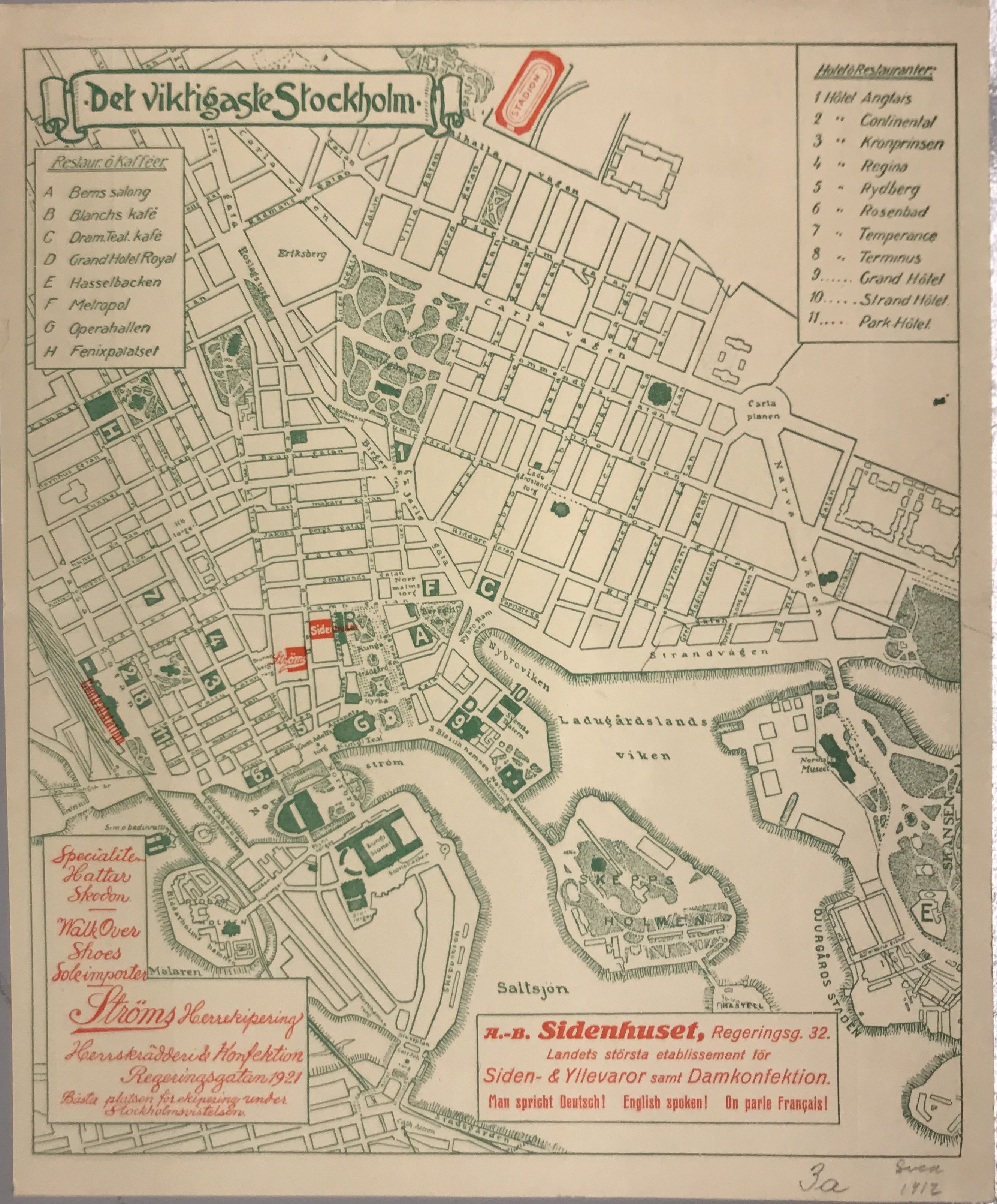 Karta tryckt i grönt som visar Stockholms innerstad, med Centralstationen och Stockholms stadion utmärkta rött. I infällda annonser finns röd text om Ströms herrekipering och Sidenhuset, som också är utmärkta på kartan.