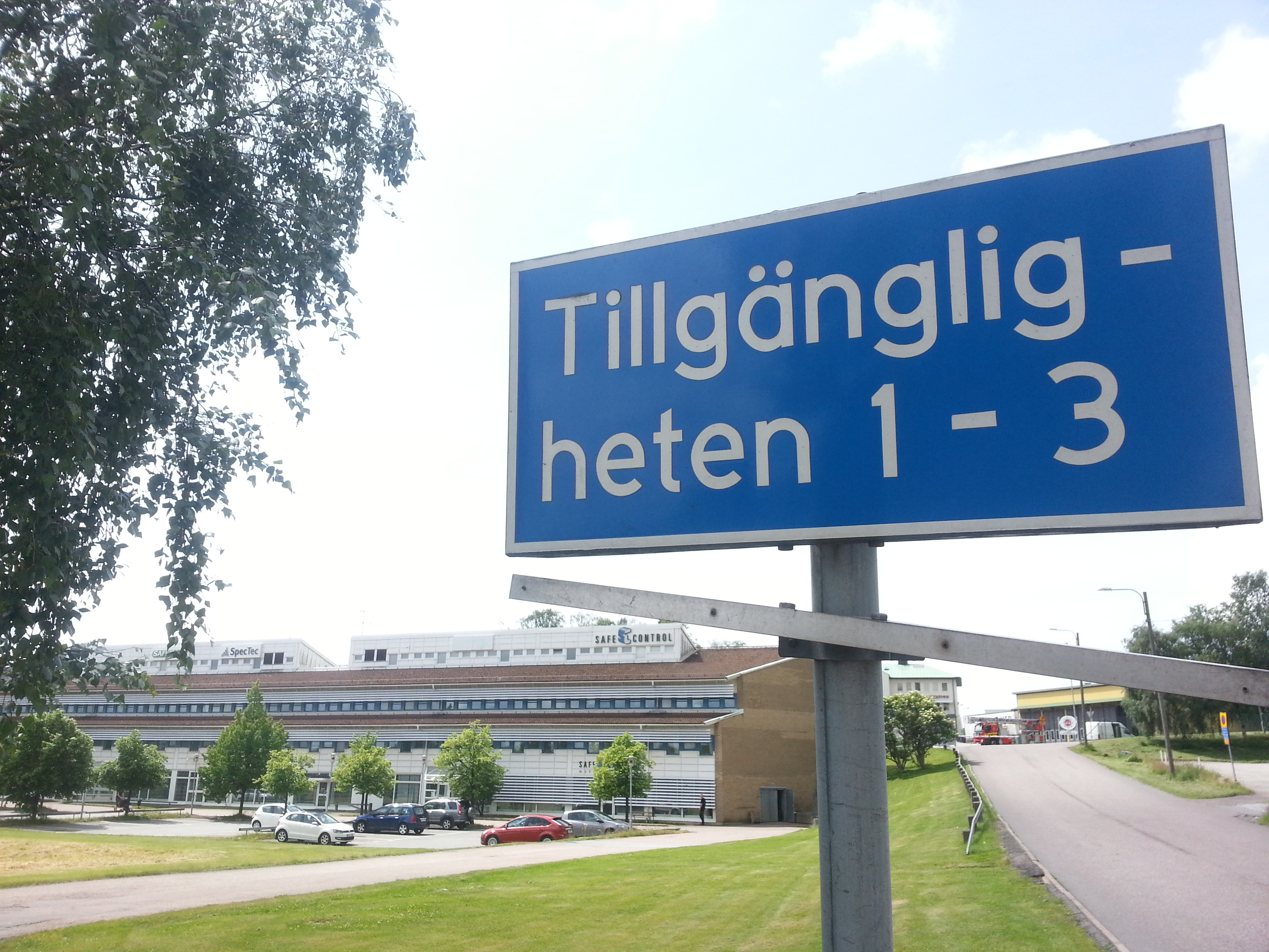 Fotografi av en blå vägskylt där det står "Tillgängligheten 1–13".