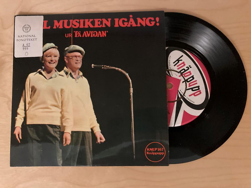 Skivomslag med en bild av Monica Zetterlund och Povel Ramel klädda i matchande vita tröjor och baskrar.