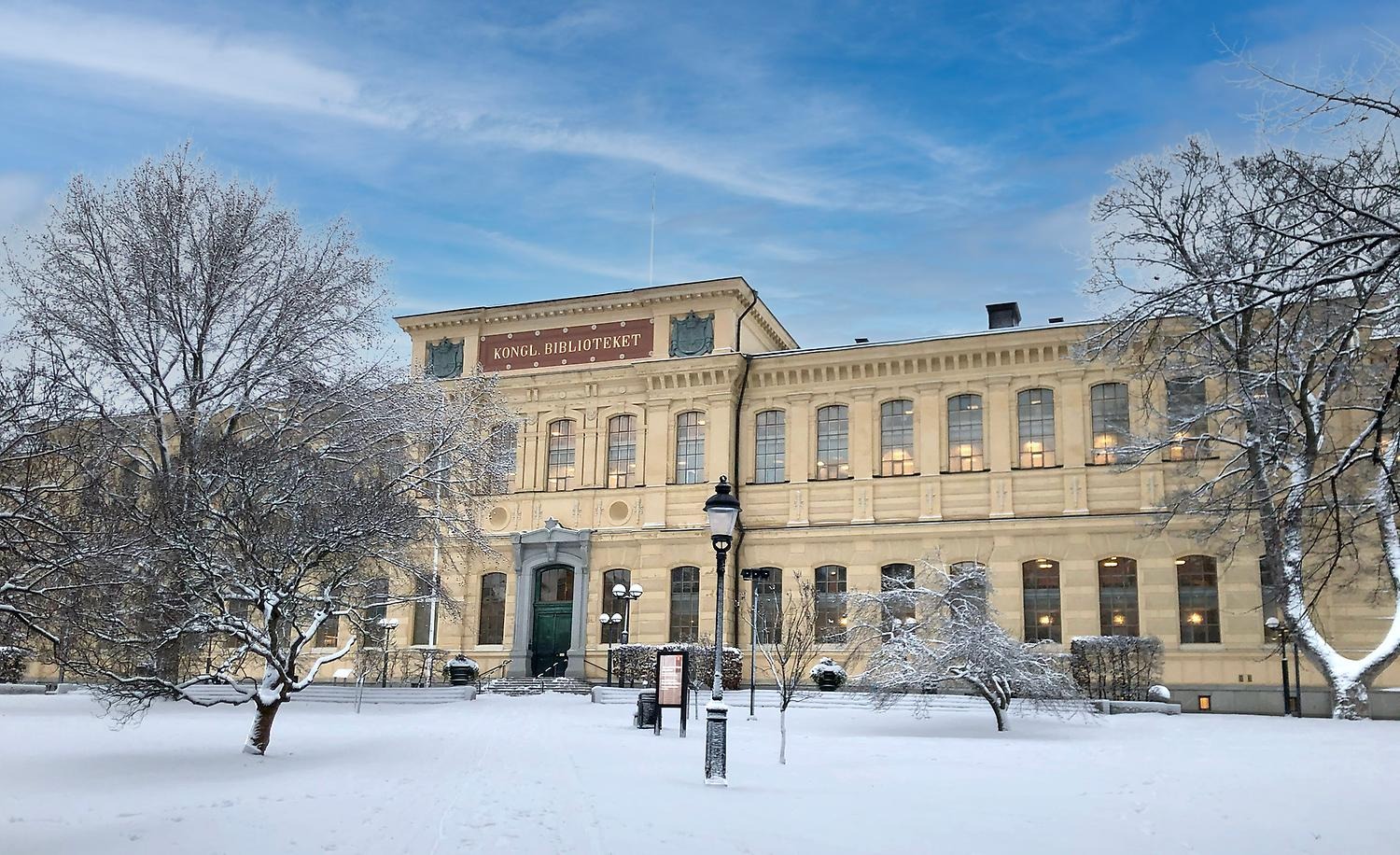 Bild på Kunlgliga biblioteket i vinterskrud