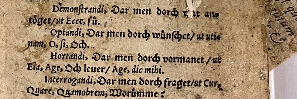 Närbild av ett slitet pappersark åtta textrader på tyska, där frasen ”Dar men dorch” upprepas flera gånger.