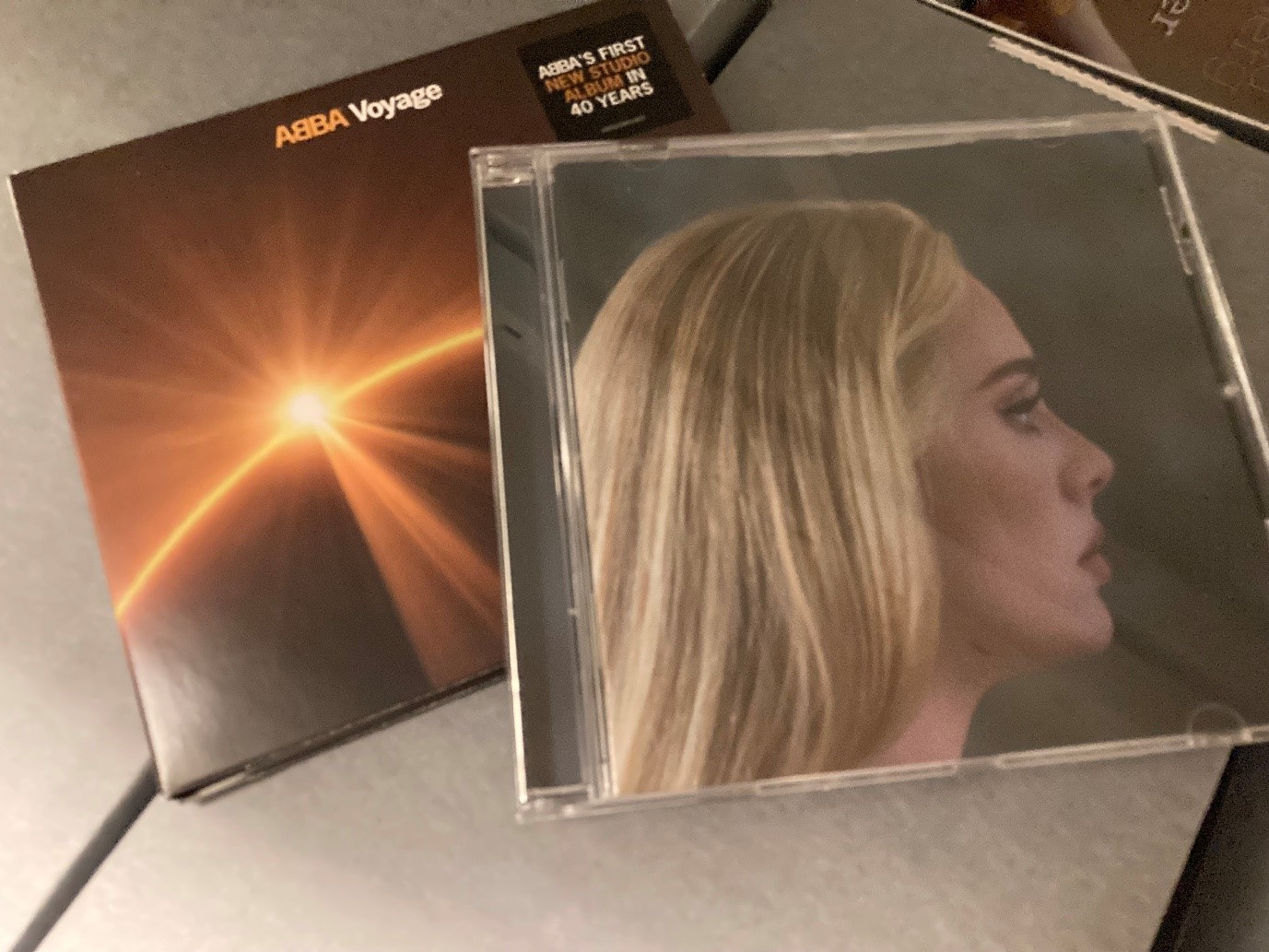 Cd-omslag till ABBA:s Voyage och Adeles 30