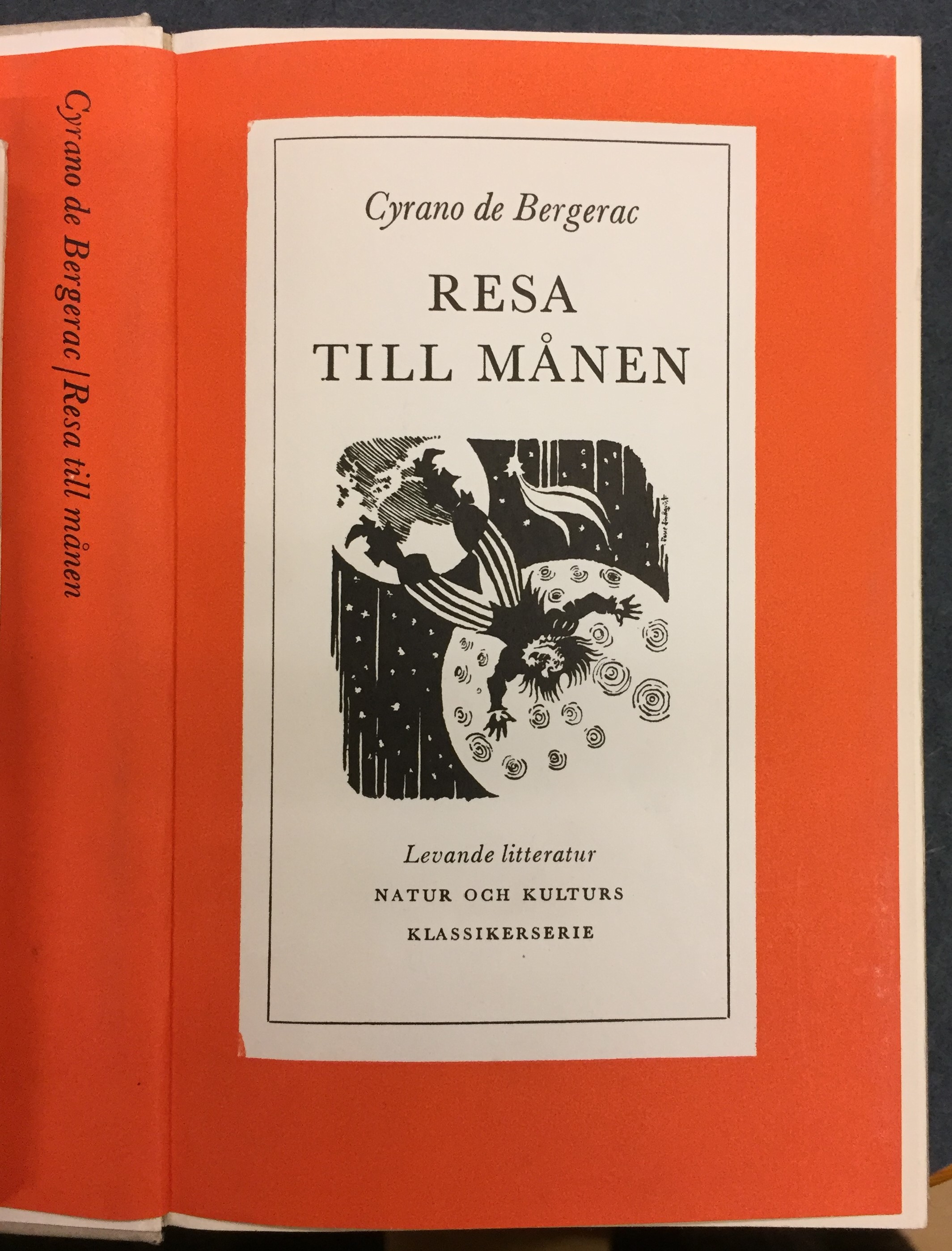 Omslag till Resa till månen. Svartvit teckning av en man som faller från jorden till månen på ett i övrigt rött omslag.